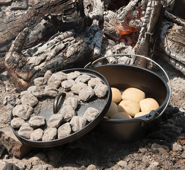 LODGE Cast Iron Camp dutch oven